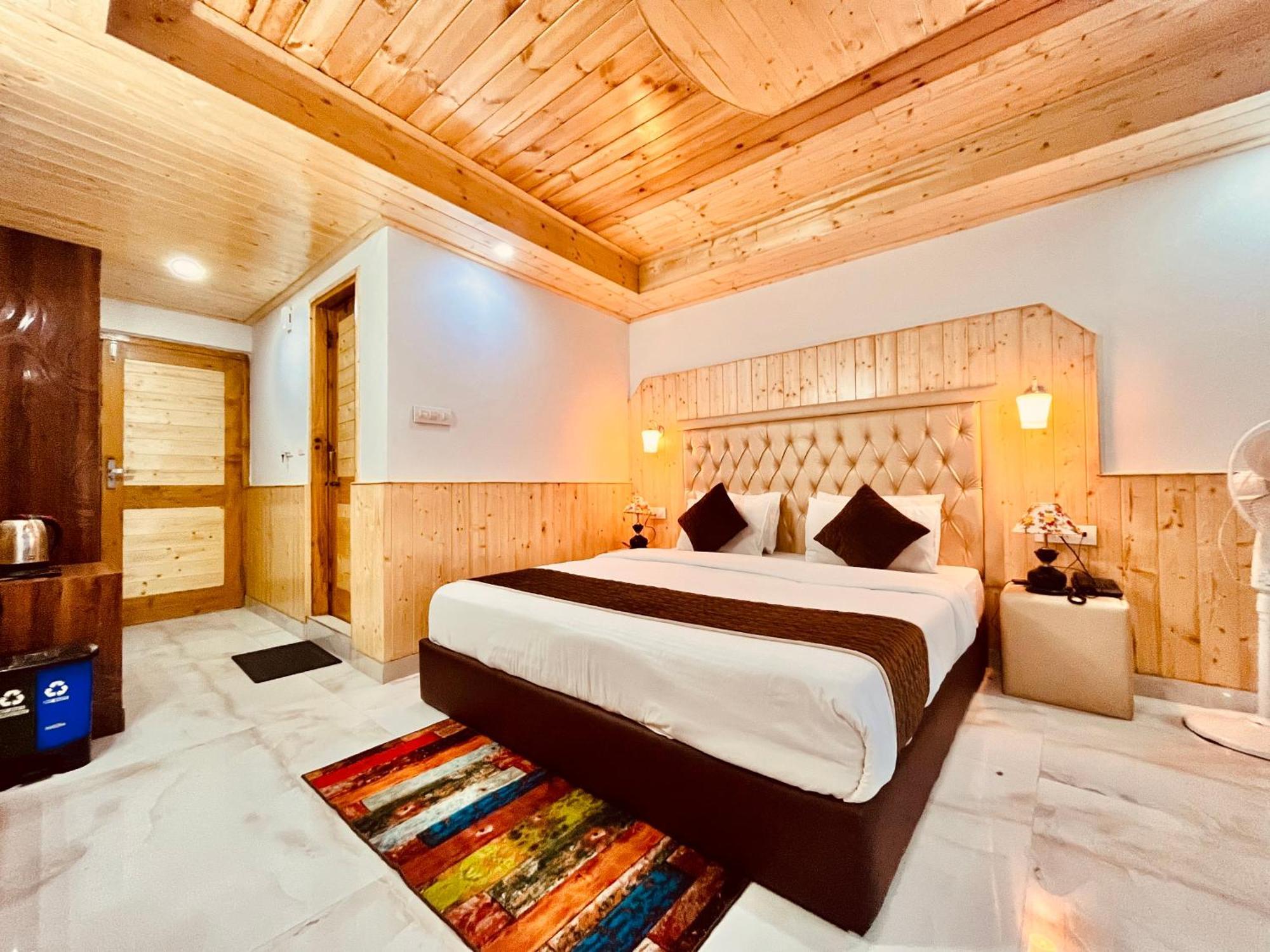 Himalayan Fort Resort, Manali - ! Riverside Property !! Big Lawn With Bonfire !! Best Selling !! Scenic River & Mountais View !! Big Parking !! Luxury Balcony Rooms !! Playing Zone !! Property Of The Year ! M 98160-43600 エクステリア 写真