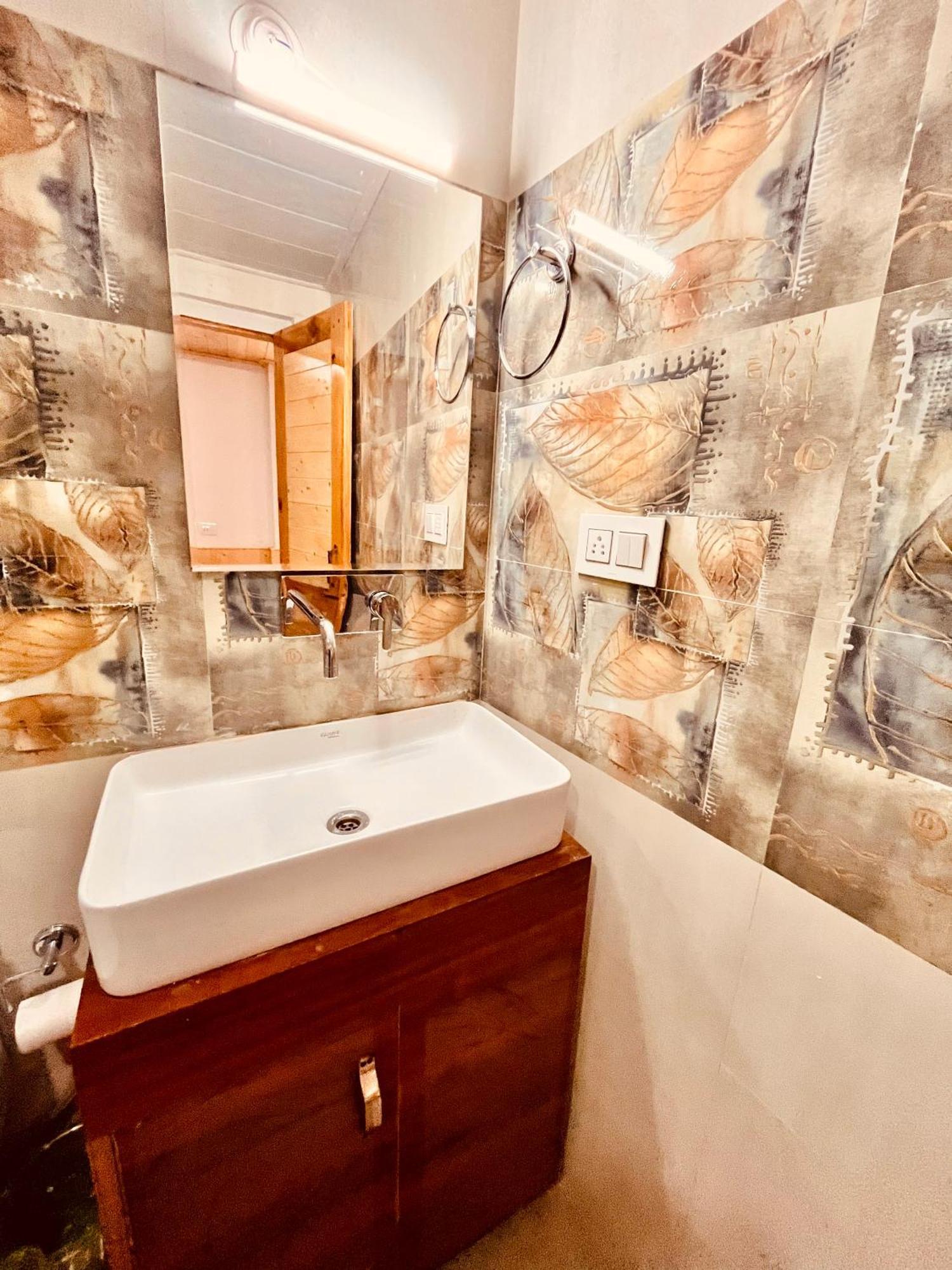 Himalayan Fort Resort, Manali - ! Riverside Property !! Big Lawn With Bonfire !! Best Selling !! Scenic River & Mountais View !! Big Parking !! Luxury Balcony Rooms !! Playing Zone !! Property Of The Year ! M 98160-43600 エクステリア 写真